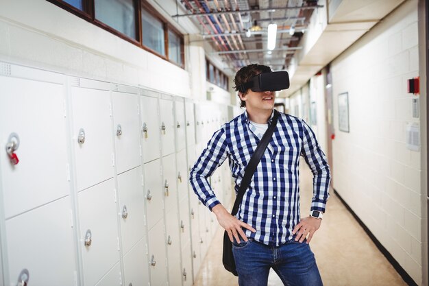 Estudiante con casco de realidad virtual en el vestuario