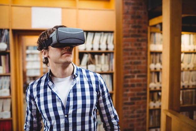 Estudiante con casco de realidad virtual