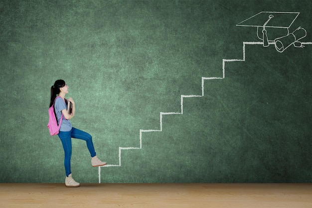 Foto estudiante caucásico caminando por la escalera