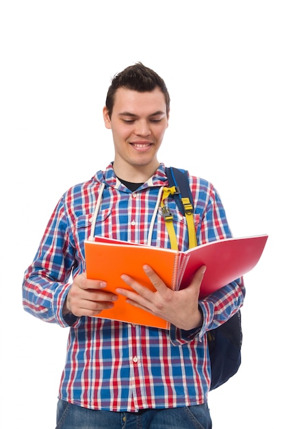 Estudiante caucásico sonriente con la mochila y el libro aislados en whi