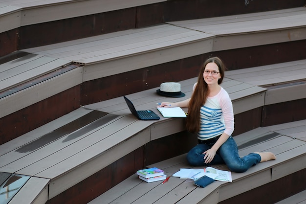 Estudiante chica estudiar tarea al aire libre