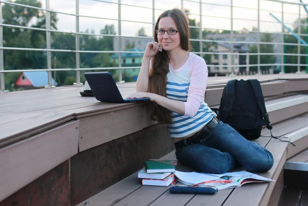 Estudiante chica estudiar tarea al aire libre