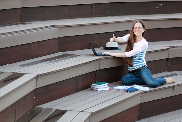 Estudiante chica estudiar tarea al aire libre