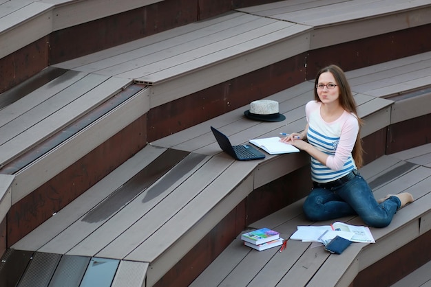 Estudiante chica estudiar tarea al aire libre