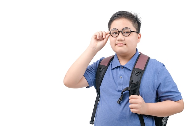 Estudiante chico guapo sosteniendo gafas y llevando una mochila escolar aislado en blanco