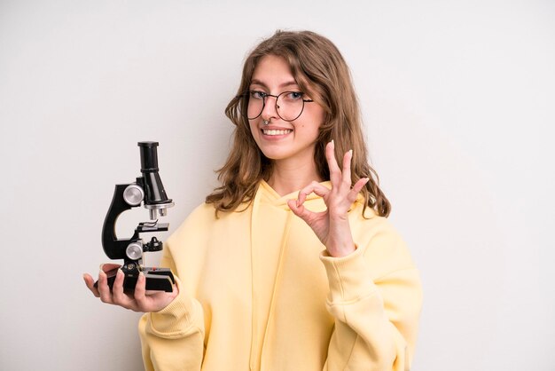 Estudiante de ciencia joven con un microscopio