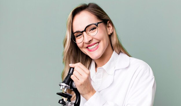 Estudiante de ciencias con un microscopio