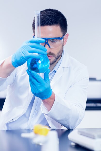 Estudiante de Ciencias mirando el vaso de precipitados