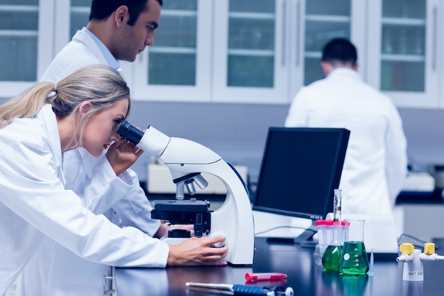 Estudiante de Ciencias trabajando con microscopio en el laboratorio