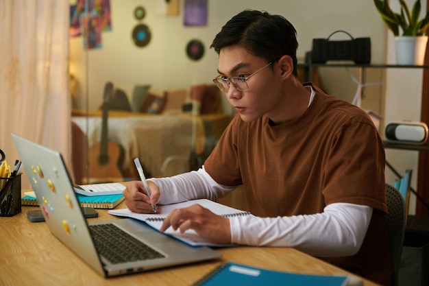 Estudiante con clase en línea