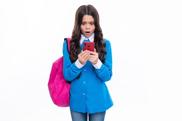 Estudiante colegiala con mochila escolar usando teléfono inteligente Uniforme escolar Emociones sorprendidas de una joven adolescente