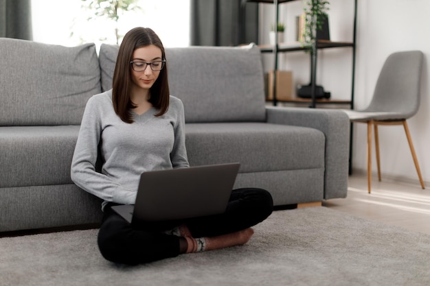 Estudiante con computadora en casa