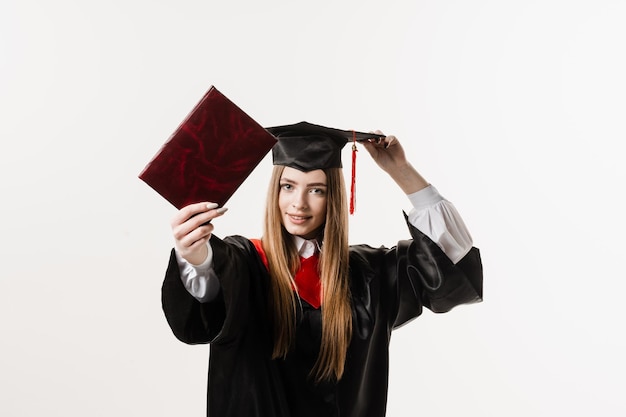 Estudiante confiado con diploma en toga de graduación y gorra lista para terminar la universidad Futuro líder de la ciencia Académico joven en vestido negro sonriendo