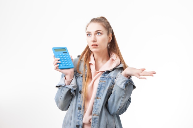 Estudiante desconcertada con calculadora aislado sobre fondo blanco.