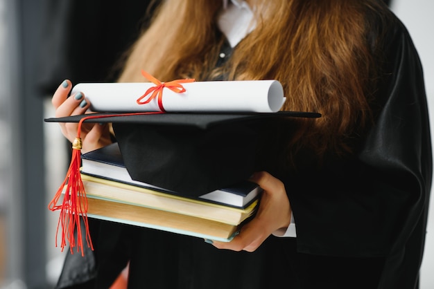 Foto estudiante con diploma y libros