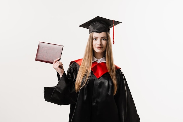 Estudiante con diploma en toga de graduación y gorra lista para terminar la universidad Futuro líder de la ciencia Académico joven en bata negra sonriendo