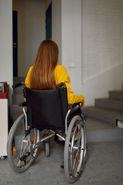 Estudiante discapacitado en silla de ruedas en las escaleras