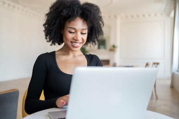 Estudiante diseñadora que estudia en línea por chat escolar en el sitio web usa una computadora portátil