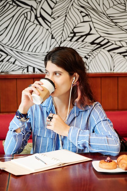 Estudiante disfrutando de una taza de café