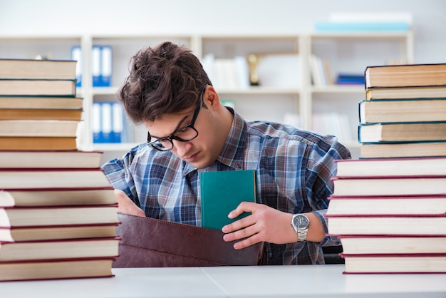 Estudiante divertido nerd preparándose para exámenes universitarios