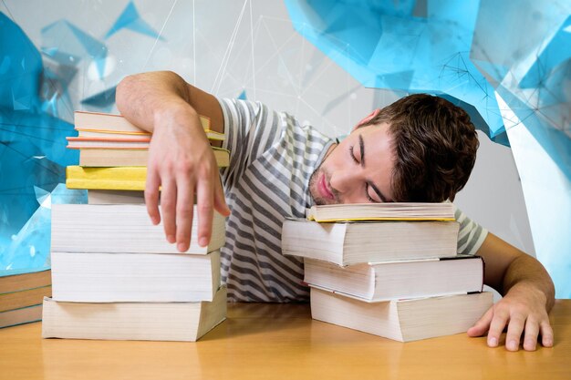 Foto estudiante dormido en la biblioteca contra diseño angular.