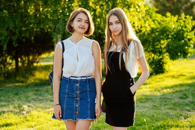 Estudiante de dos mejores amigas de la amistad posando en el parque