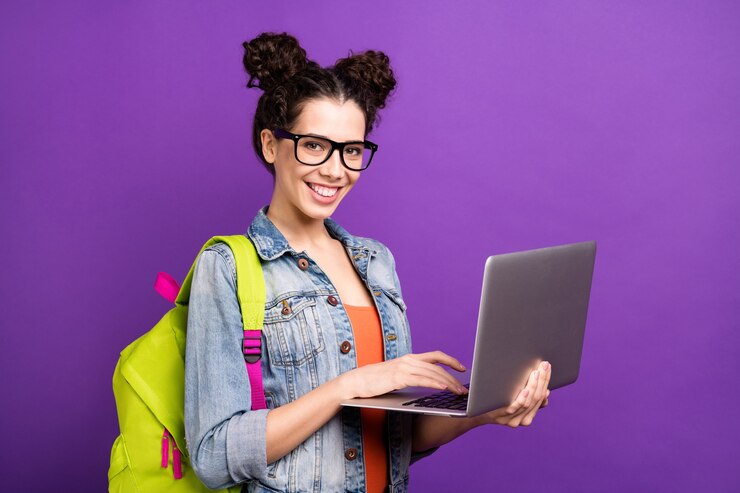 Foto estudiante elegante con el cabello rizado posando contra la pared púrpura