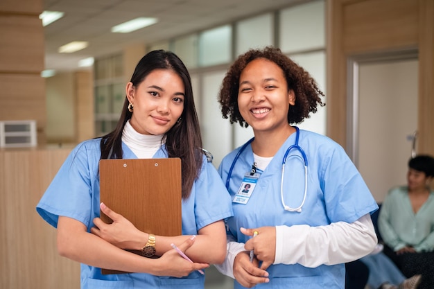 Estudiante de enfermería Grupo multiétnico de estudiantes de enfermería felices hablando pasillo universitario médico