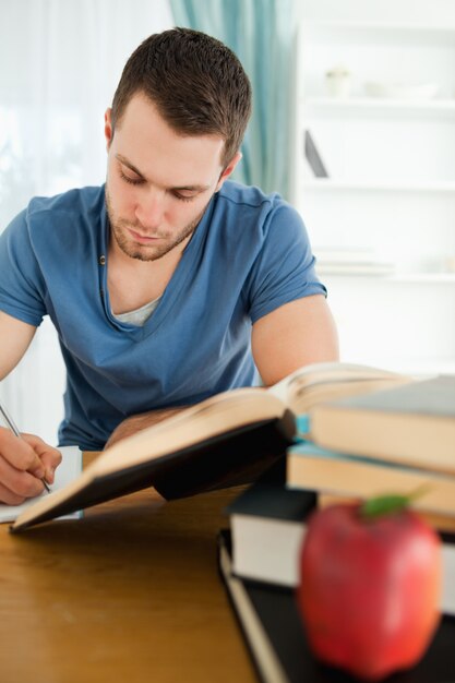 Estudiante enfocado trabajando en su tarea