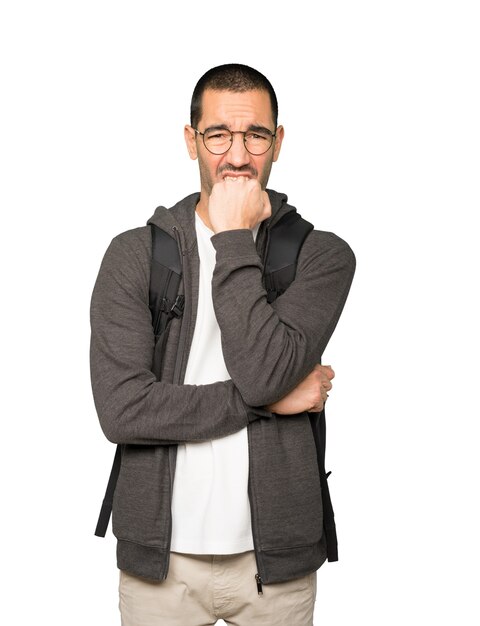 Estudiante enojado posando contra el fondo