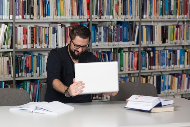 Estudiante enojado quiere romper su computadora portátil