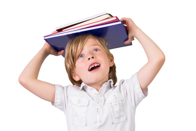 Estudiante equilibrando libros sobre su cabeza