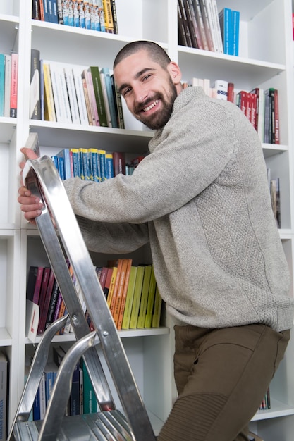 Foto estudiante en escalera en biblioteca