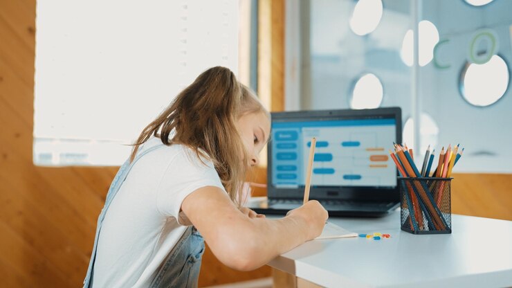 Foto estudiante escribiendo un informe o haciendo la tarea mientras mira la erudición de la computadora portátil