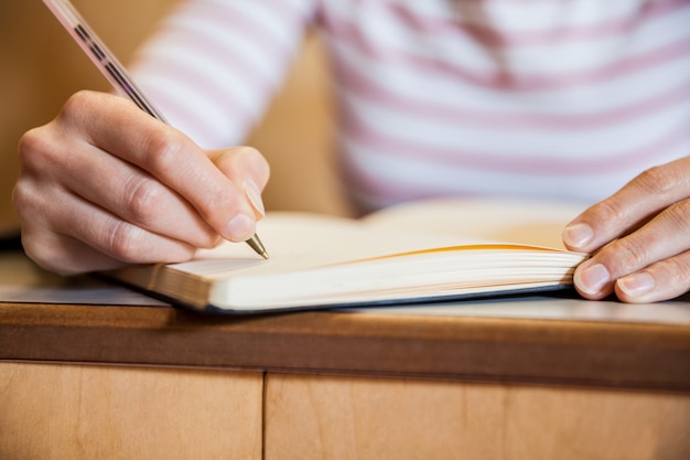 Estudiante escribiendo notas en la universidad