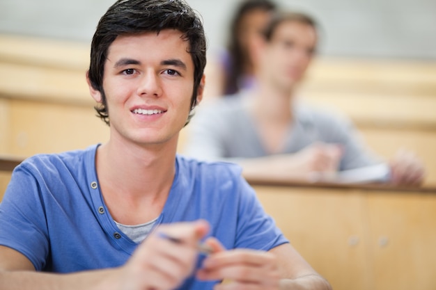 Estudiante escuchando a un profesor