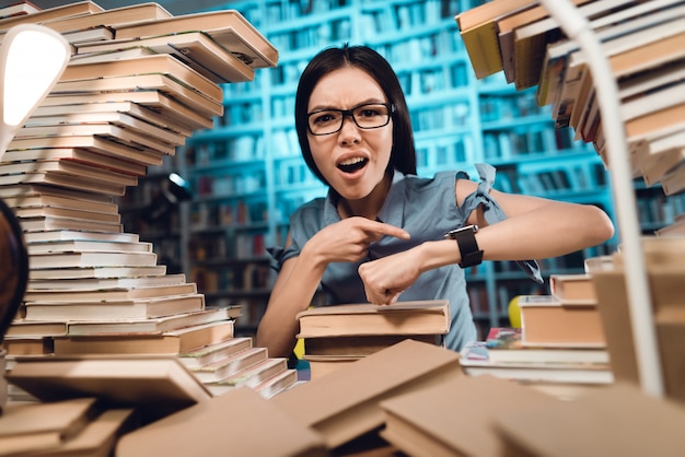 El estudiante está mirando el reloj y la sorpresa.