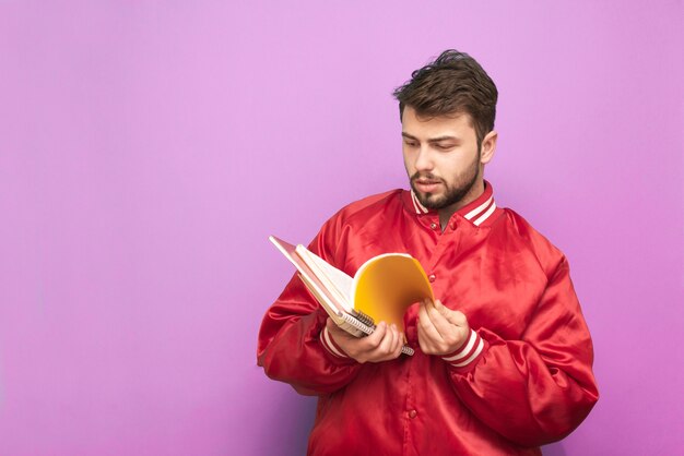 Estudiante estadounidense con barba de pie