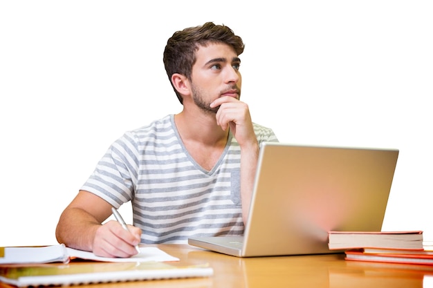 Estudiante estudiando en la biblioteca con laptop en la universidad