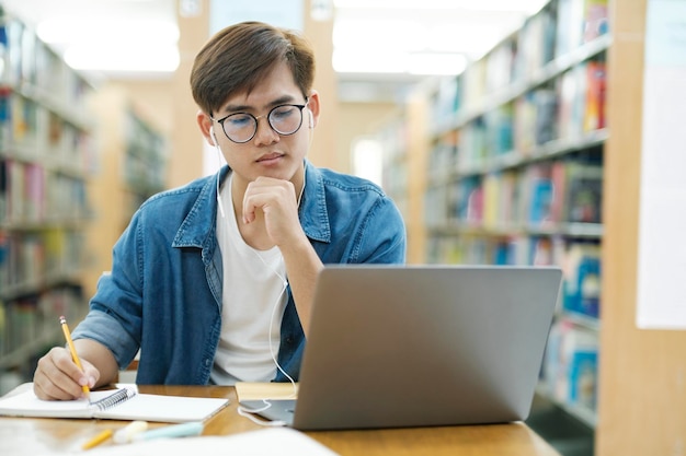 Estudiante estudiando en la biblioteca