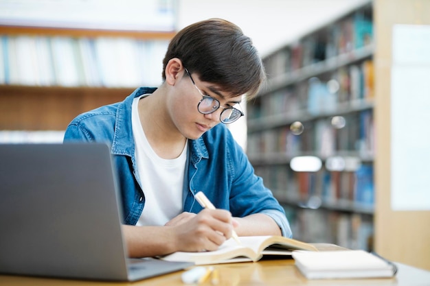 Estudiante estudiando en la biblioteca