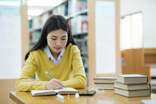 Estudiante estudiando en la biblioteca