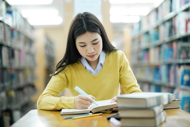 Estudiante estudiando en la biblioteca