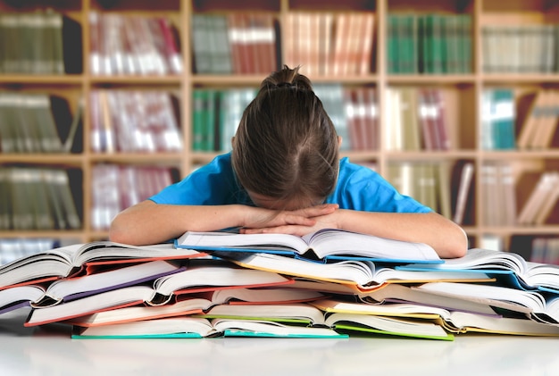 Estudiante estudiando un examen duro y durmiendo