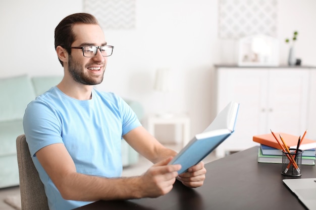 Estudiante estudiando en la mesa en el interior