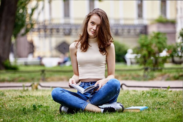 Estudiante europeo está leyendo un libro en el parque público