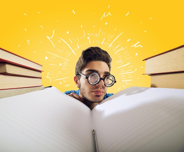 Estudiante exhausto está estudiando duro en el escritorio