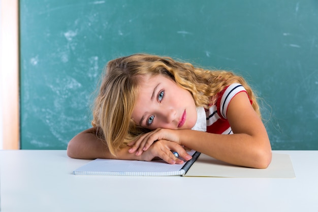 Estudiante de expresión triste aburrido en el escritorio