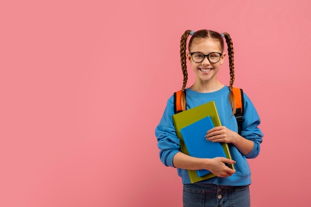 Foto una estudiante feliz con carpetas azules