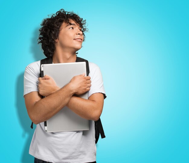 Foto estudiante feliz con una computadora portátil ii